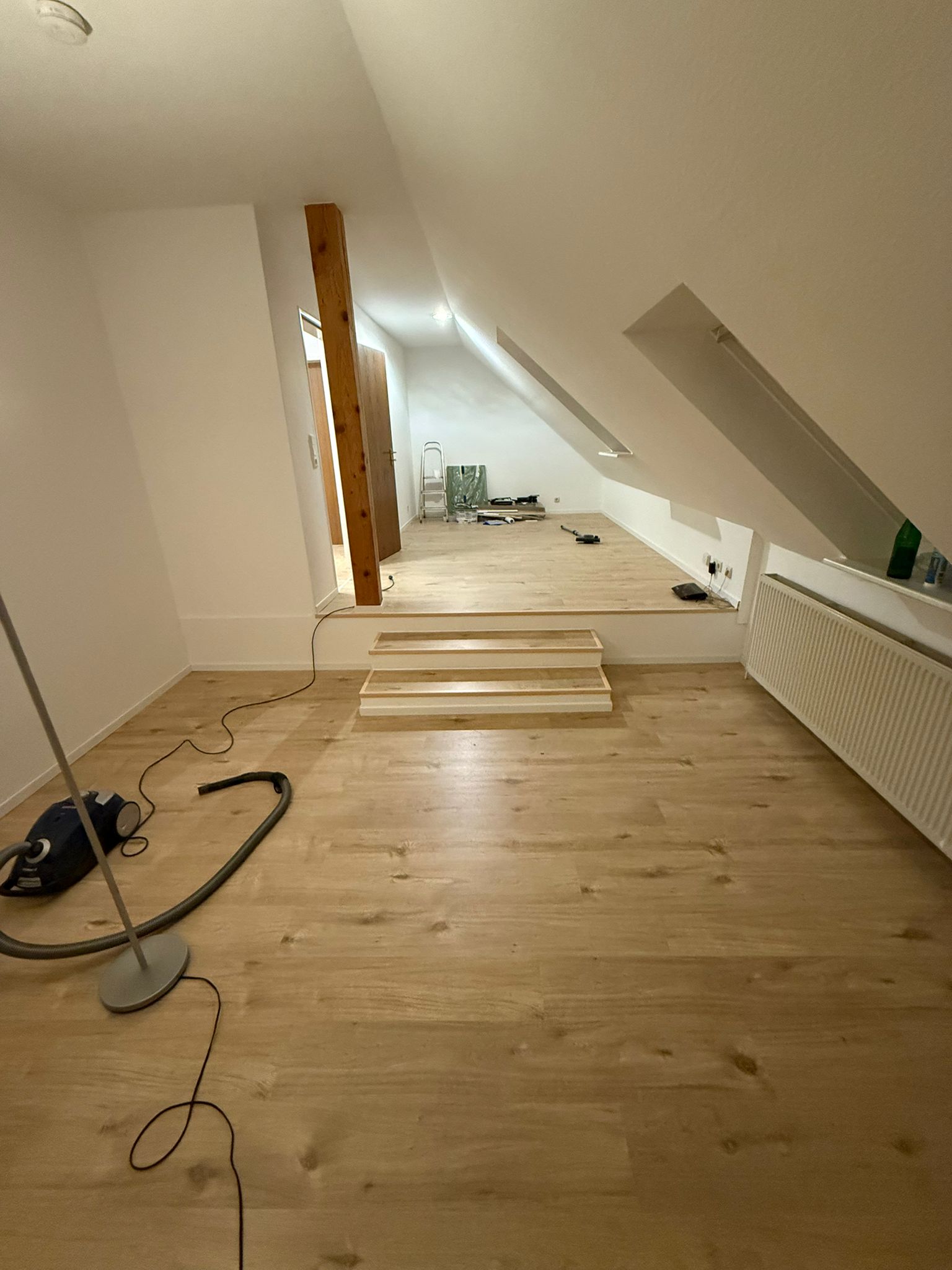 Dachgeschossausbau mit Trockenbau und neu verlegtem Vinyl-Designboden