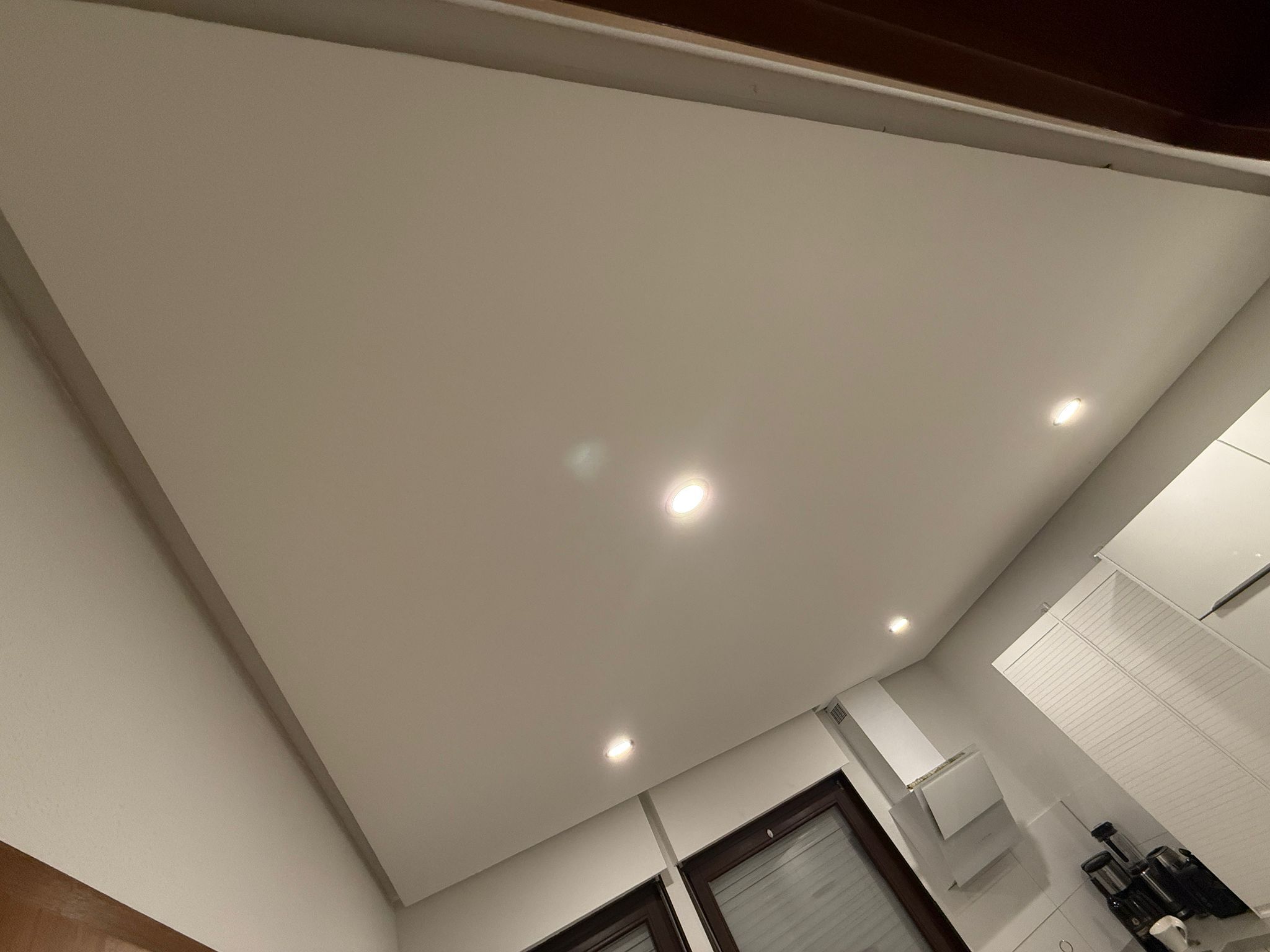 Abgehängte Decke mit integrierten LED-Einbauspots
