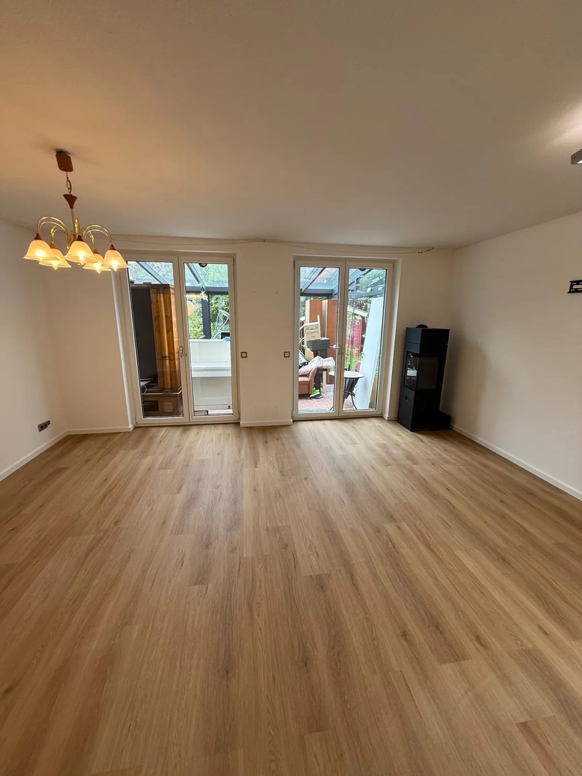 Fertig verlegter Vinylboden in Holzoptik im Wohnbereich